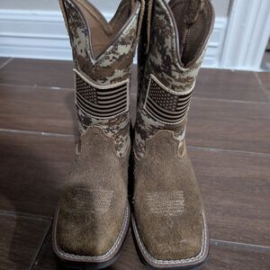 Ariat Kids Boots in Brown and Tan